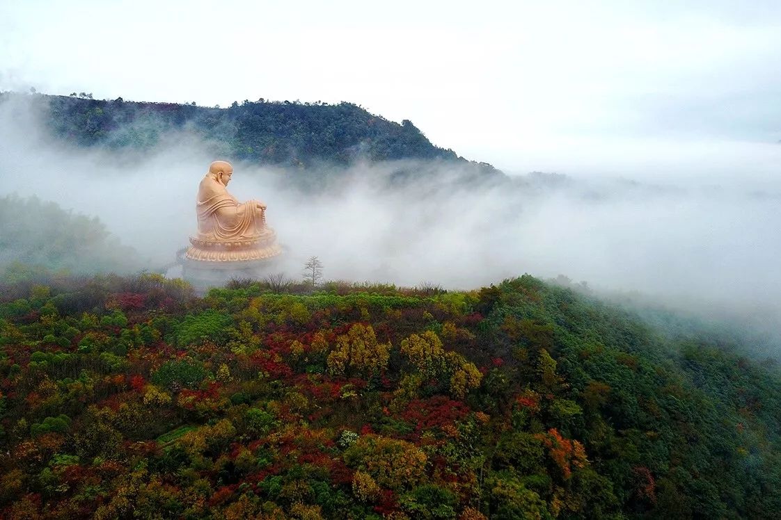 古代的溪口因为有了雪窦山而蜚声遐迩,汉代文人孙绰就曾以"海上蓬莱