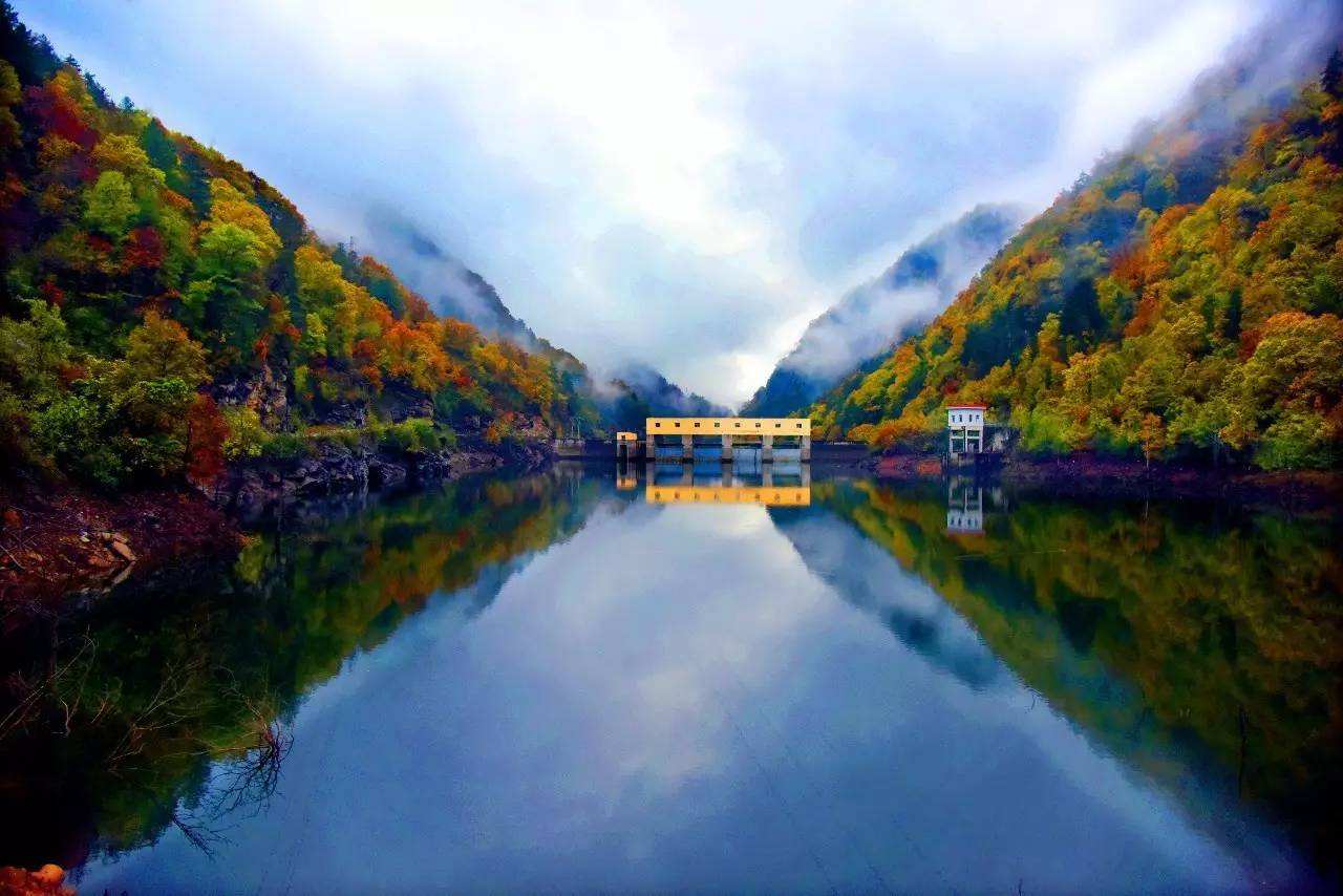 药王谷风景区位于陕西省太白县鹦鸽镇柴胡山村,相传为药王孙思邈在