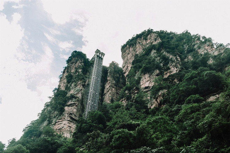 2,张家界天门山景区:张家界永定区海拔最高的山, 有"湘西第一神山"的