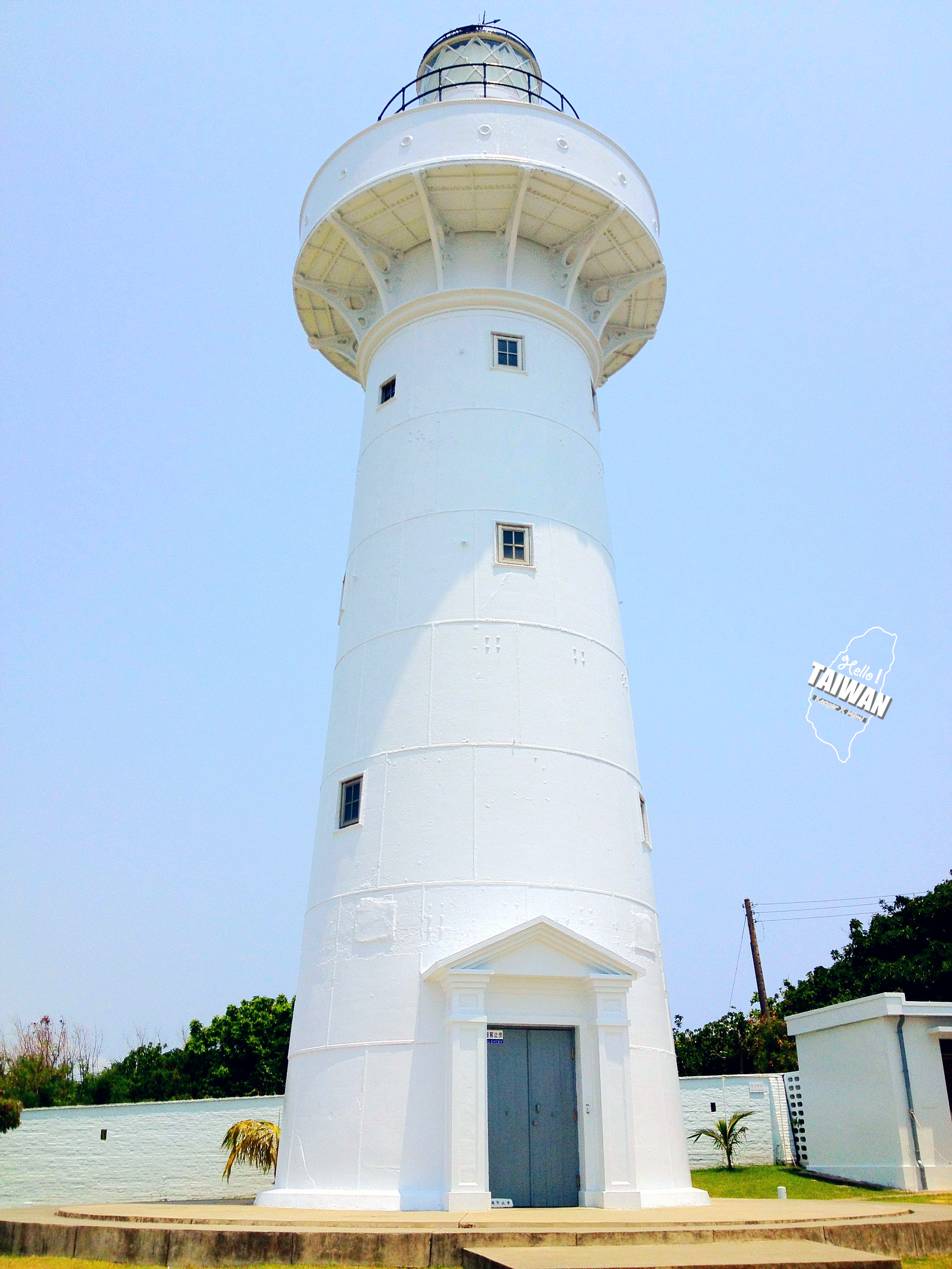 【携程攻略】垦丁鹅銮鼻灯塔景点,鹅銮鼻灯塔台湾最南端的灯塔。塔身为全白圆柱形白铁制，塔高24.1米，…