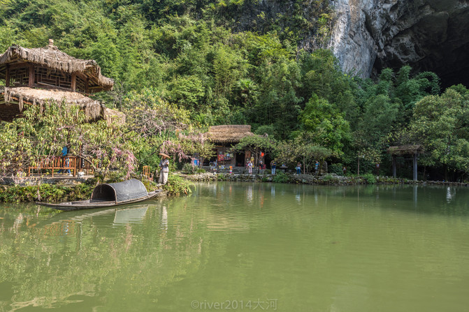 潜村是桃花源景区中村子的名字,当然这是后来建的,酉阳县土家族人占大