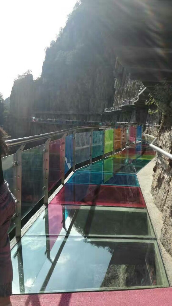 我们大北京也有,登上了房山十渡东湖港大峡谷的七彩玻璃栈道,抬头仰望
