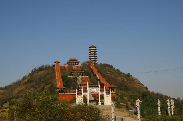 雷山风景区位于大冶市城西十五公里的陈贵镇境内,有小雷山,大泉沟