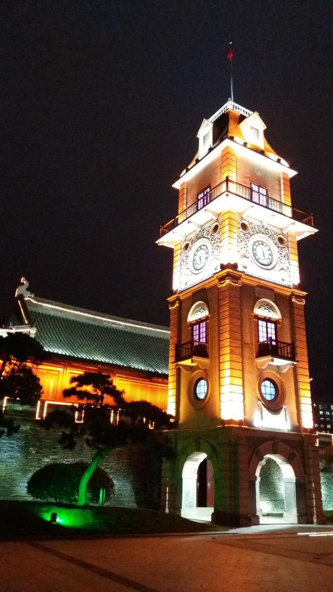 这次增加下列钟楼夜景的照片 南通天宁禅寺始建于唐朝,是南通年代久