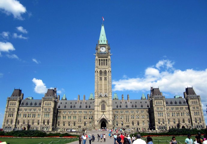 这是中间的建筑物,据说有近150年的历史了,还在正常使用,是加拿大政府