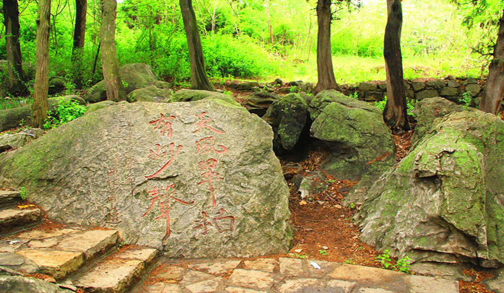 怪石嶙峋的山峪,北起清泉峡,南到飞来峰,西邻卧龙泉,东接翠竹园.