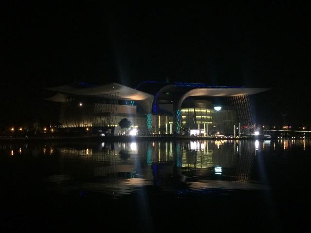 去万象城大剧院那夜景还是不错的.逛逛商店超市吃吃饭,到湖边走走.