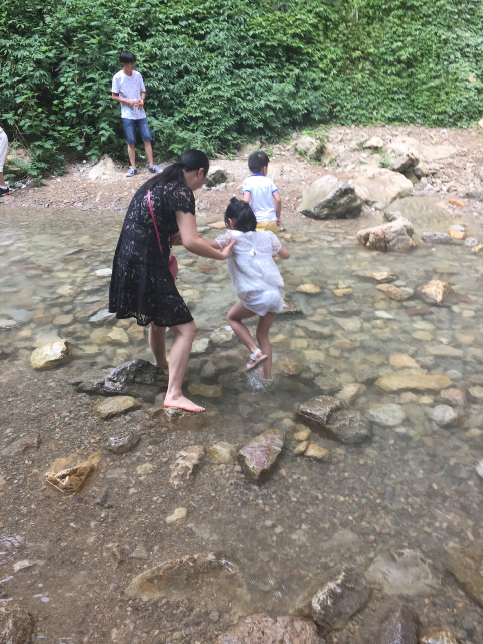 小孩可以在瀑布下小溪里玩水!