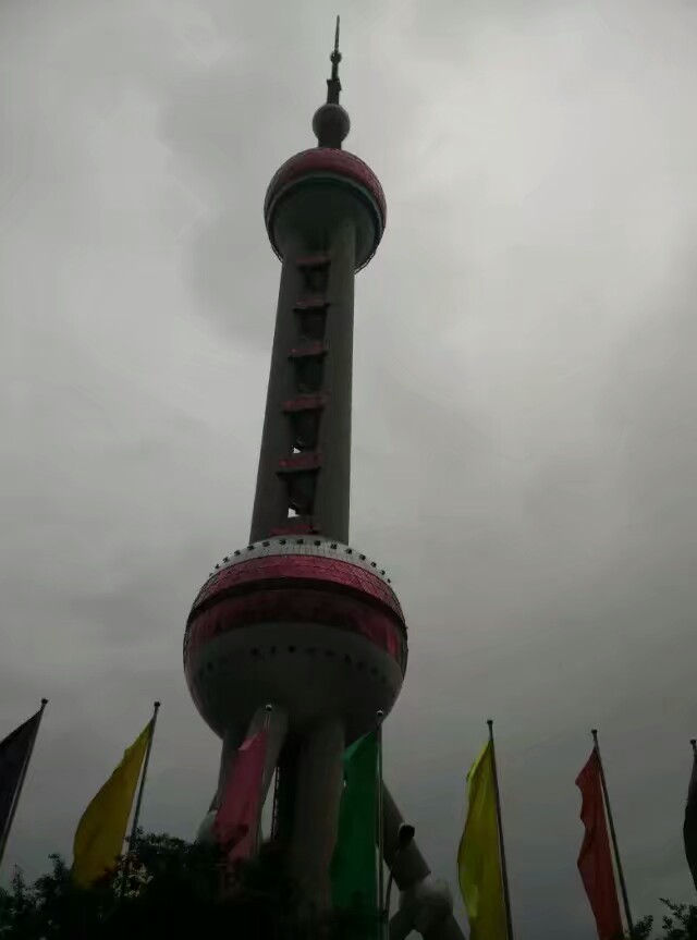 现在有了玻璃桥所以东方明珠这里的玻璃高层也许没有什么稀罕了,记得