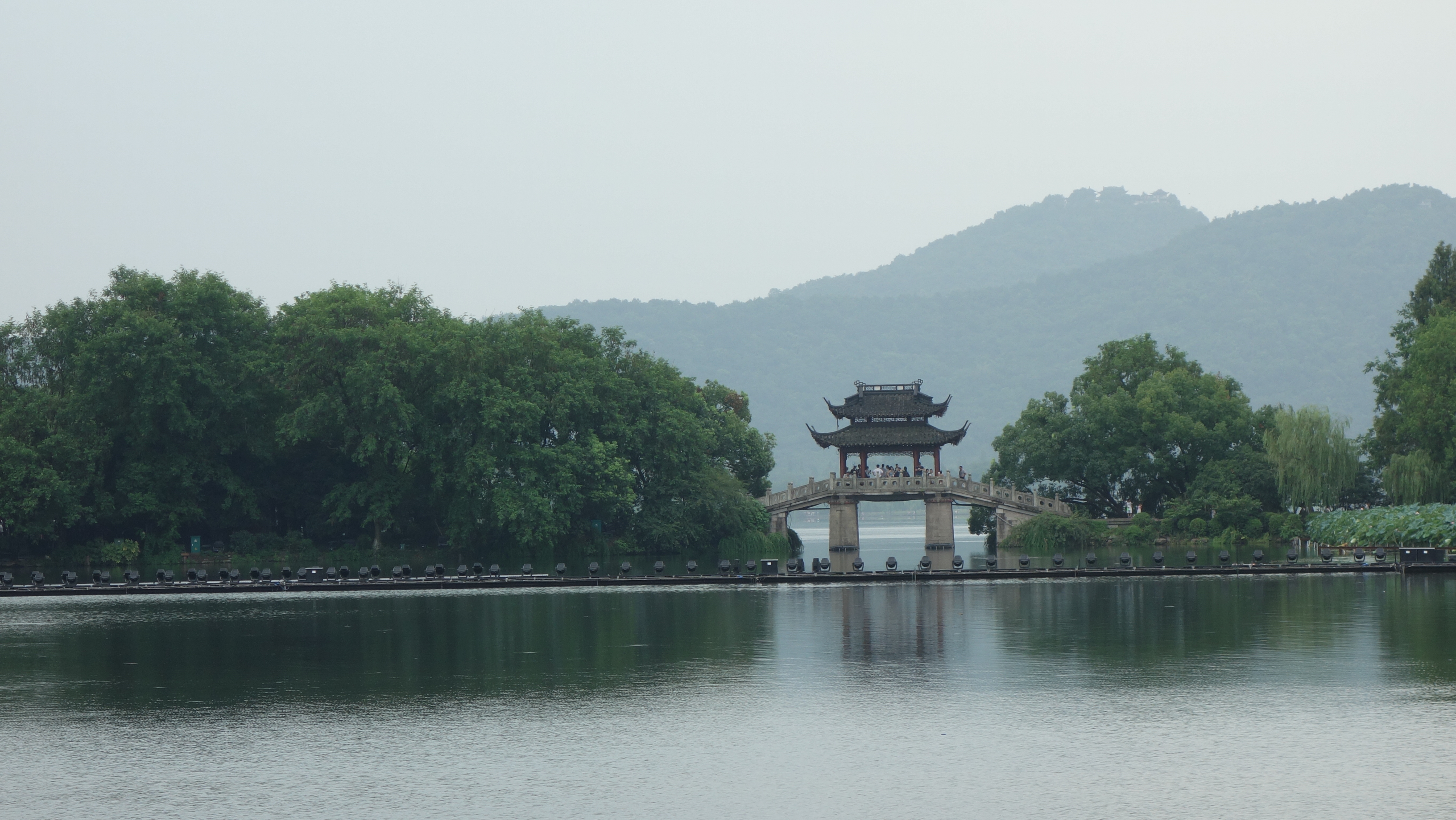 刚到西湖,计划沿着断桥到对面的雷峰塔,刚买了张地图,有一个老太太,非常热情的和我们主动介绍西湖,说是断桥附近是他们当地老太太遛弯的地方,没有什么可看的,游西湖要从正门开始,并主动和我们介绍了当地的茶叶,卖茶叶要到茶农家买,不要买店铺的,介绍大叶的茶叶好,不要买一千元的,买五六百的一斤的就很好了,因为她就喝五六百元一斤的,我问老太太退休金多少钱,三千多,老太太介绍我们同上27路公交车,老太太提前下车,对老太太的热情我们非常感谢,这是又有一个老太太上车坐在我们身边,和我们一起下车,并给我们介绍龙井,并帮助我们