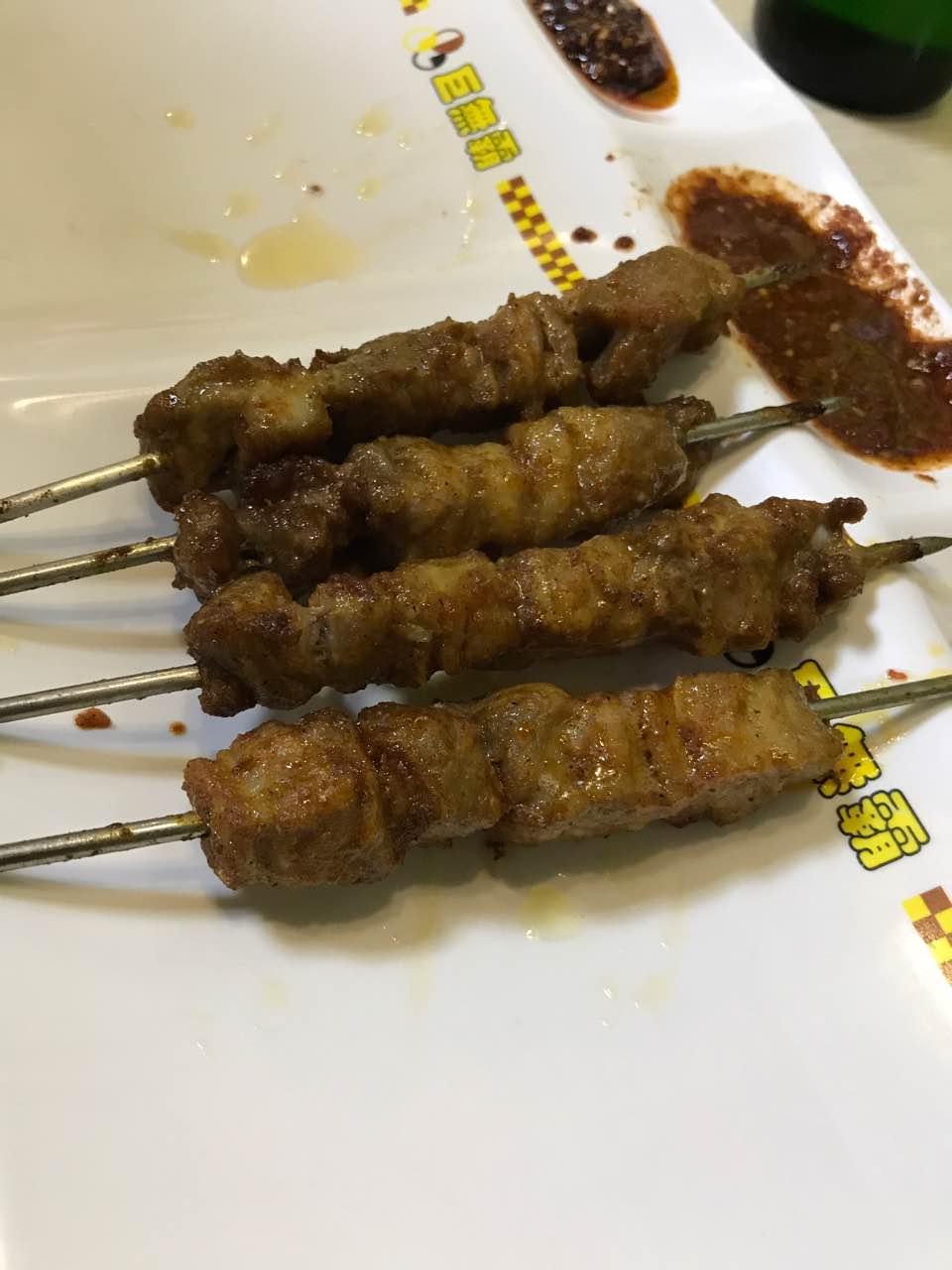 羊肉串超好吃,很嫩,大串超大………主要是内个豆腐…没准备直接辣哭了