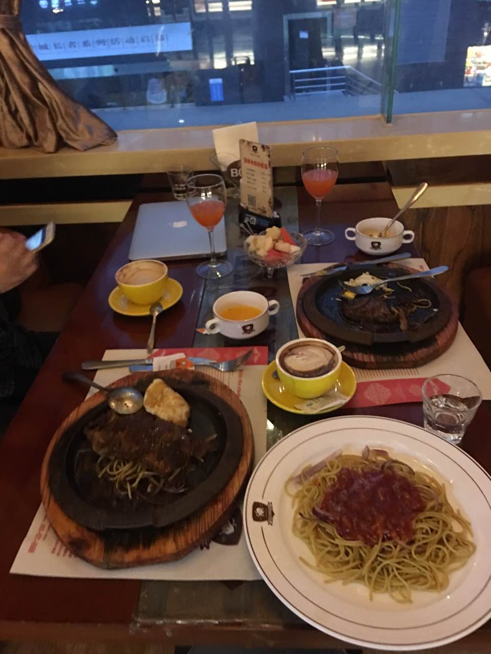 味道非常棒,环境也不错,来的时候人不多感觉很好,服务员态度也非常