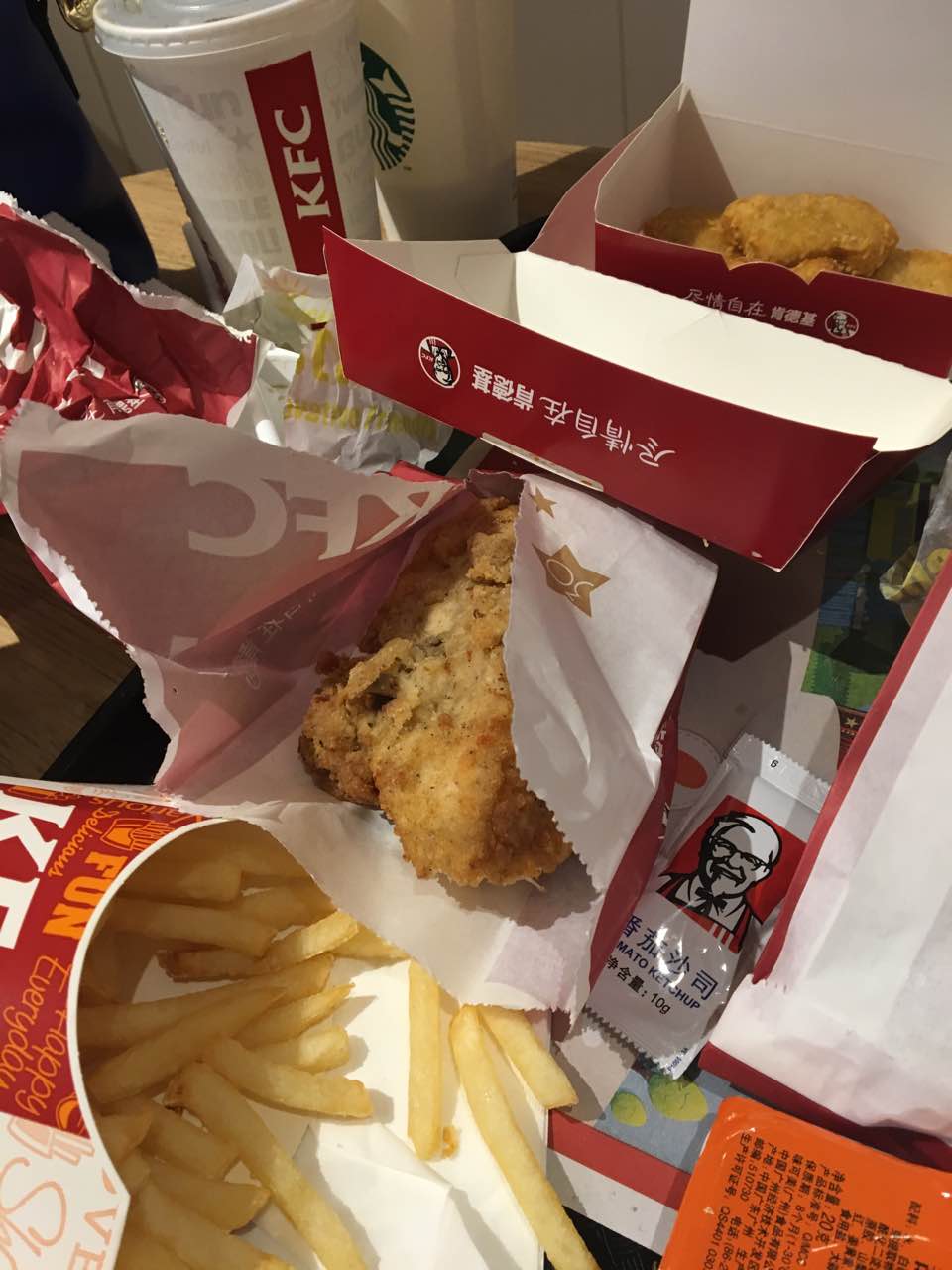 点了一个两人桶套餐,个人比较喜欢吃肯德基的鸡翅和鸡腿,套餐里鸡块