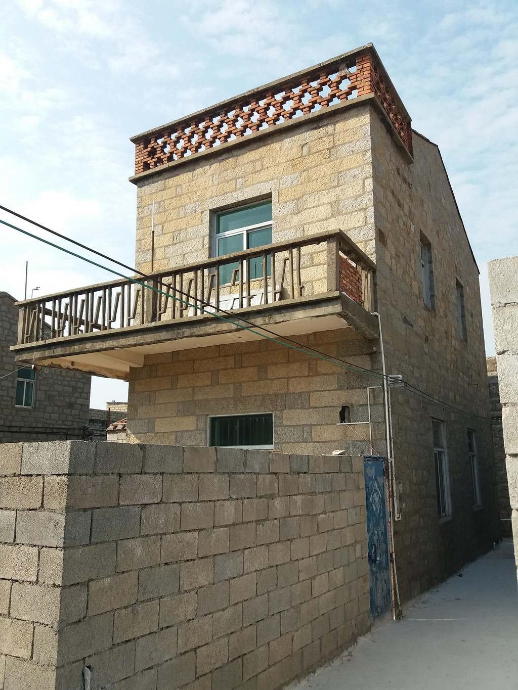 石头砌房筑屋,石头压瓦防掀,房子像碉堡,美感与功能兼具——平潭瓦瑶
