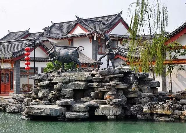 古城内分布四合院,祭祀台,祖公塔,布洛陀广场,土司府,壮族文史博物馆