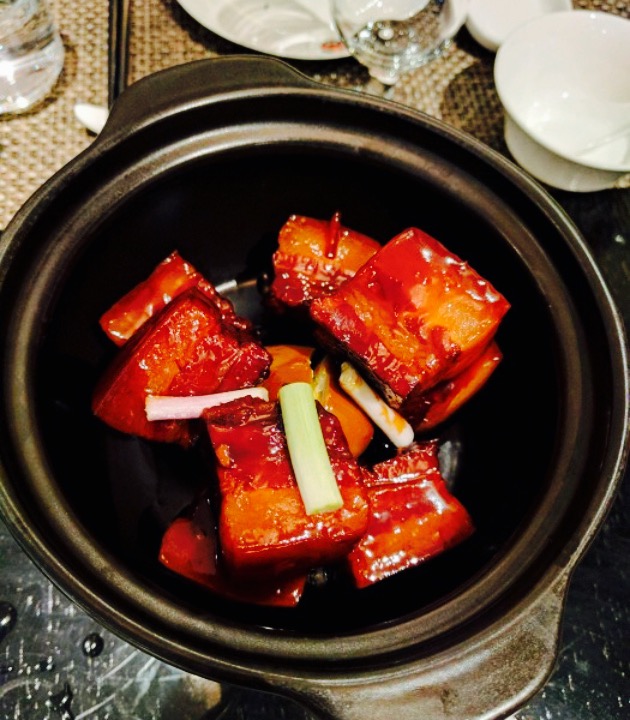 俏江南菜品很有特点,就说说这道辣子鸡的做法,鸡肉外酥里嫩外在加上