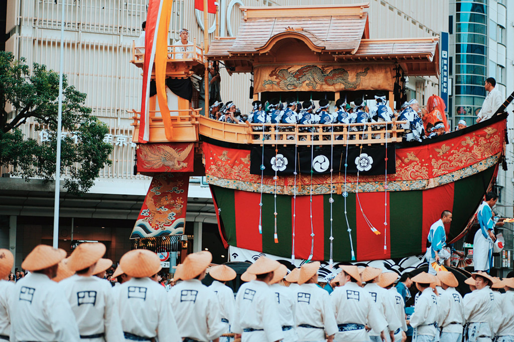 祗园祭的"山鉾巡行,巨大的"鉾车"要几十个人才能拉动