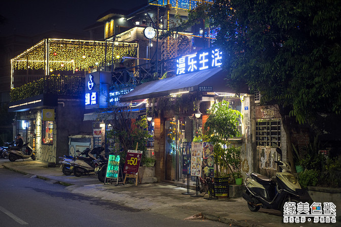 欣赏完音乐喷泉,可以沿着环湖绿道行至岩前村,岩前村较好地保存了