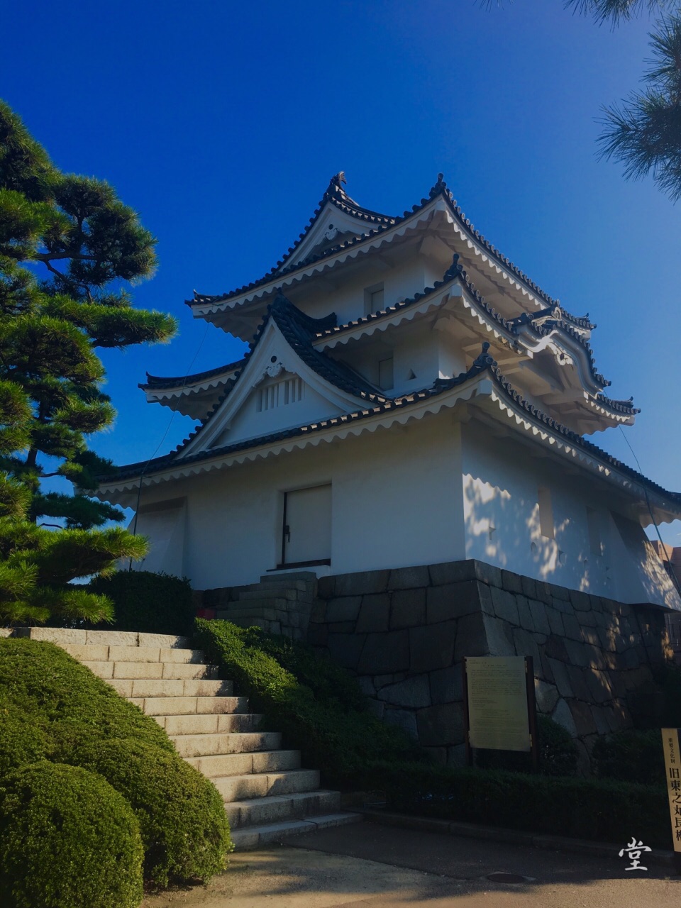 高松城位于高松市的玉藻公园内,小而精致,是日本三大水城之一,但本城