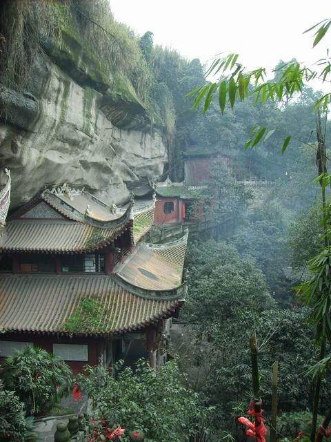 华岩寺依山傍水,雄伟壮观,为重庆佛学院,佛学函授部所在地.