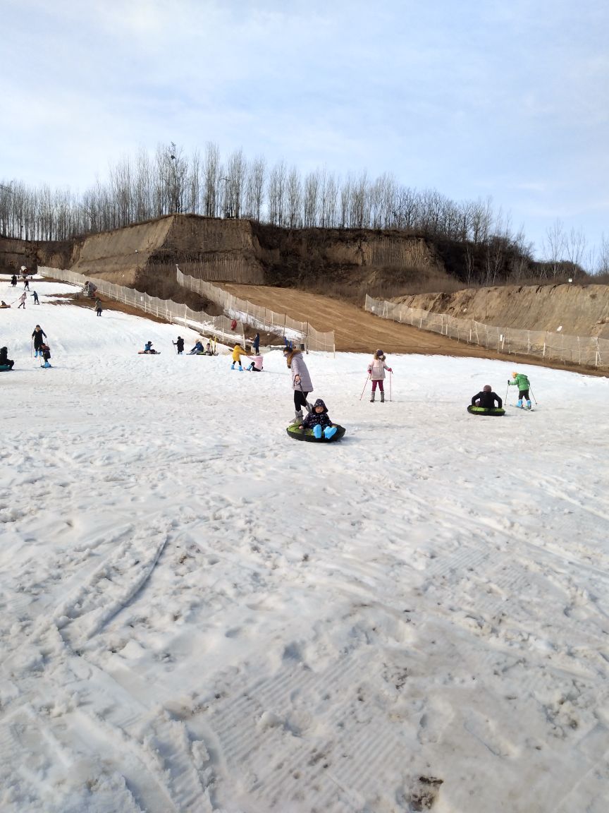 【携程攻略】新郑龙泉国际滑雪场景点,挺好玩的,有三