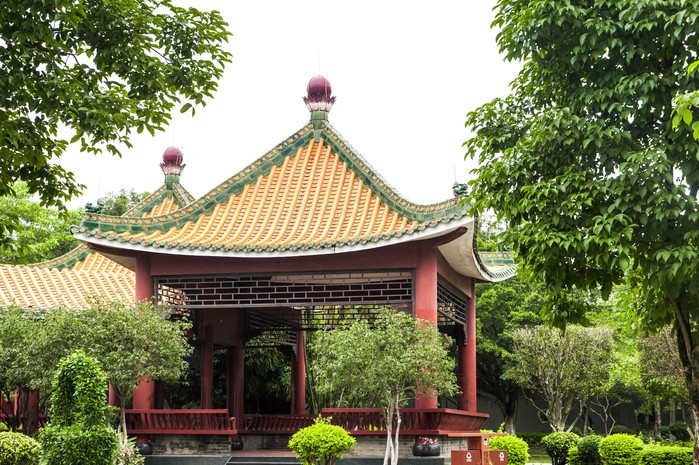 顺峰山公园主要由青山(太平山,神步山),一寺(宝林寺),两湖(青云湖,桂