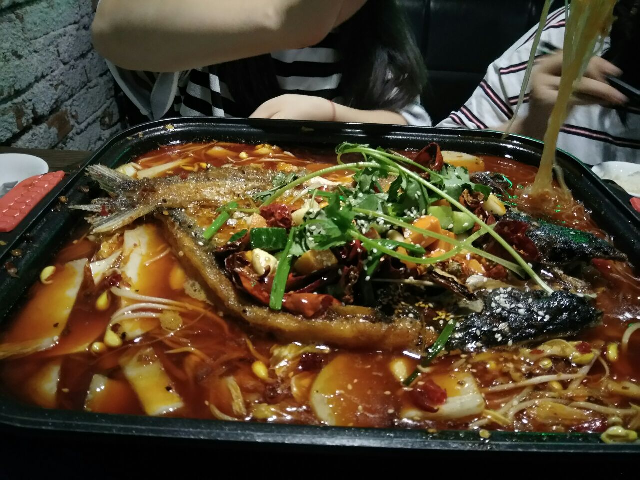 环境不错,桌子上会摆有花,挺优雅,我们宿舍4个经常会过来吃烤鱼
