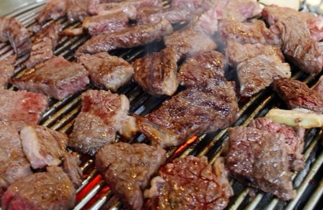 韩国烤肉吃法有别于中式烤肉和巴西烤肉其吃法很特别吃肉的时候要包着
