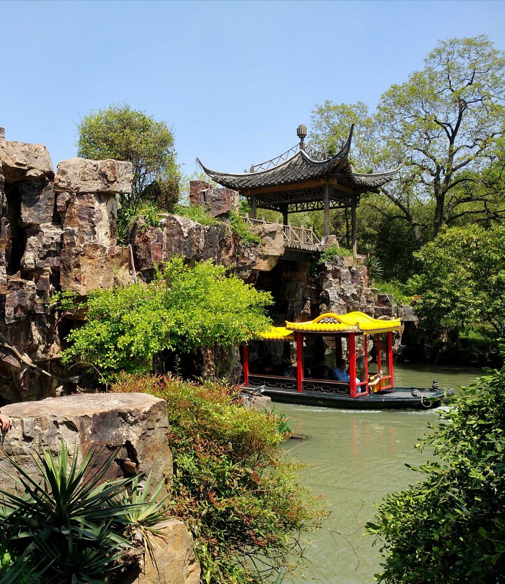 瘦西湖景区不大,景点集中,四桥烟雨,莲花桥,钓鱼台,二十四桥等,是靓丽
