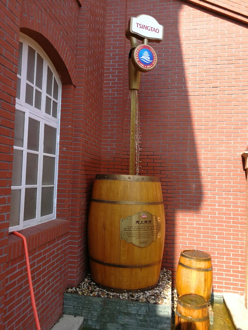 青岛啤酒博物馆设在百年前的青岛啤酒厂老厂房内,一幢幢红色的洋房很有味道,靠马路一侧的屋顶上装饰着醒目的超大啤酒罐。在这里你可以了解到青岛啤酒的历史,看生产啤酒的老设备,还可以品尝到纯正的青岛啤酒。 进大门,首先看到一个广场。广场中央是阿拉伯数字100雕像,名百年颂,是2003年8月15日为了迎接青岛啤酒的百年华诞而立。百年颂西边有啤酒瓶和酒杯雕像组成的喷水池。广场上还有酒神雕像。青岛啤酒博物馆内则分三个游览区域:A馆:与历史对话百年历史文化陈列区,B馆:与经典相遇青岛啤酒的酿造工艺,C馆