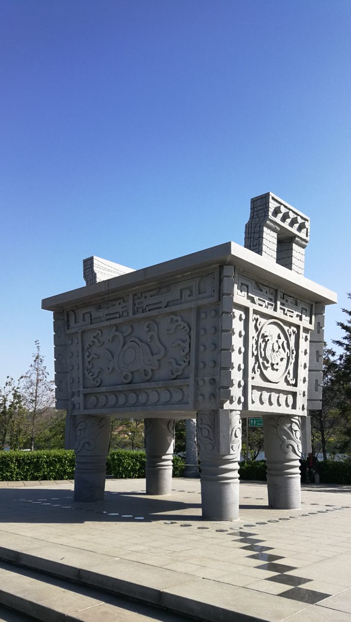 西山水库上游,水库建于1934年,是大连市内最大的淡水湖,公园沿湖有木