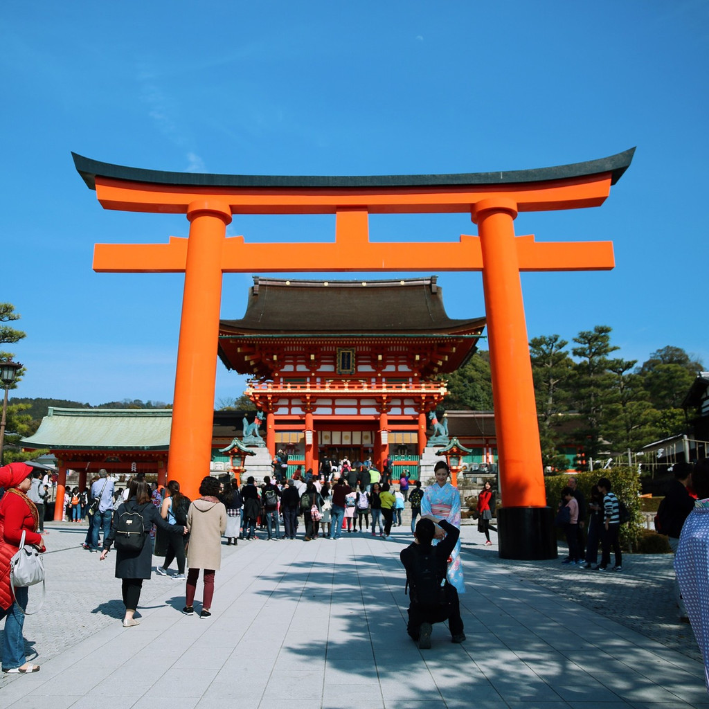 鸟居是 日本 神社建筑物,主要用以区分神域与人类所居住的世俗界,算