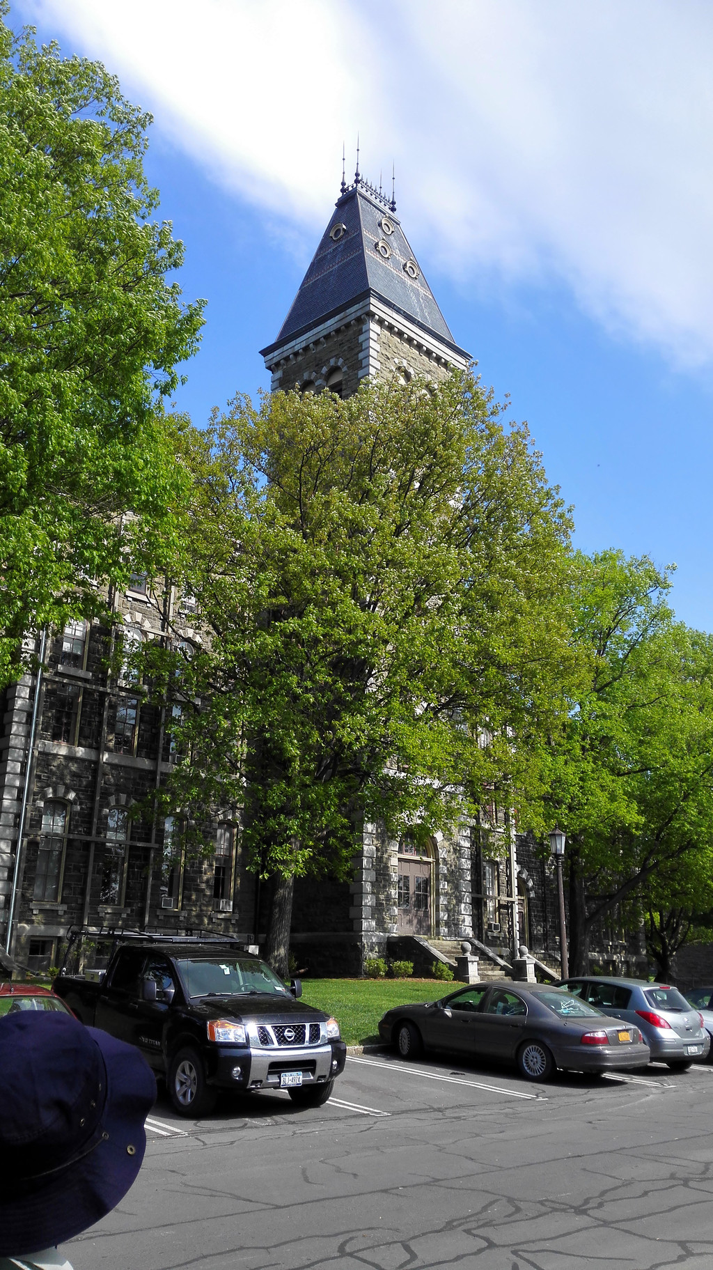 康奈尔大学的钟楼,叫麦格劳钟楼,是康奈尔的标志性建筑,建于1891年.