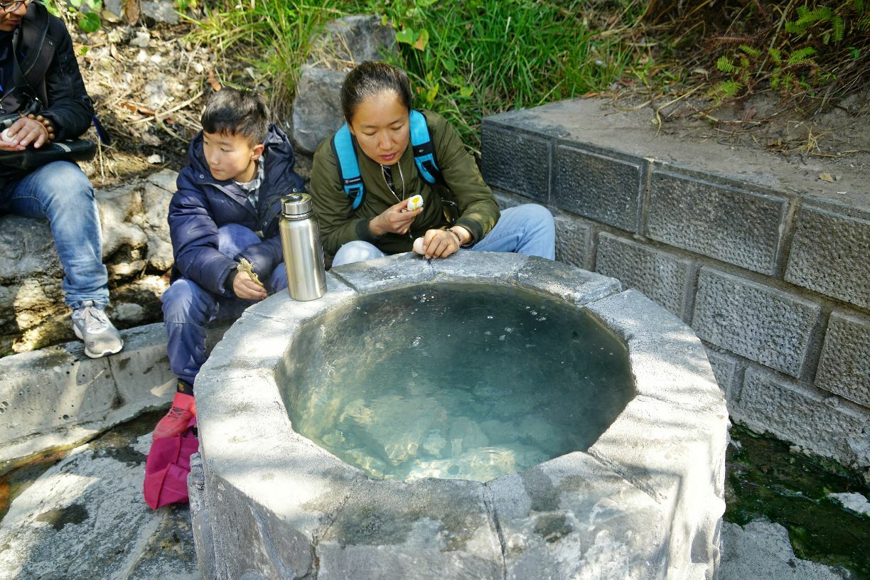 更有意思的是能一路游人大多手提鸡蛋,四处找寻蒸煮鸡蛋