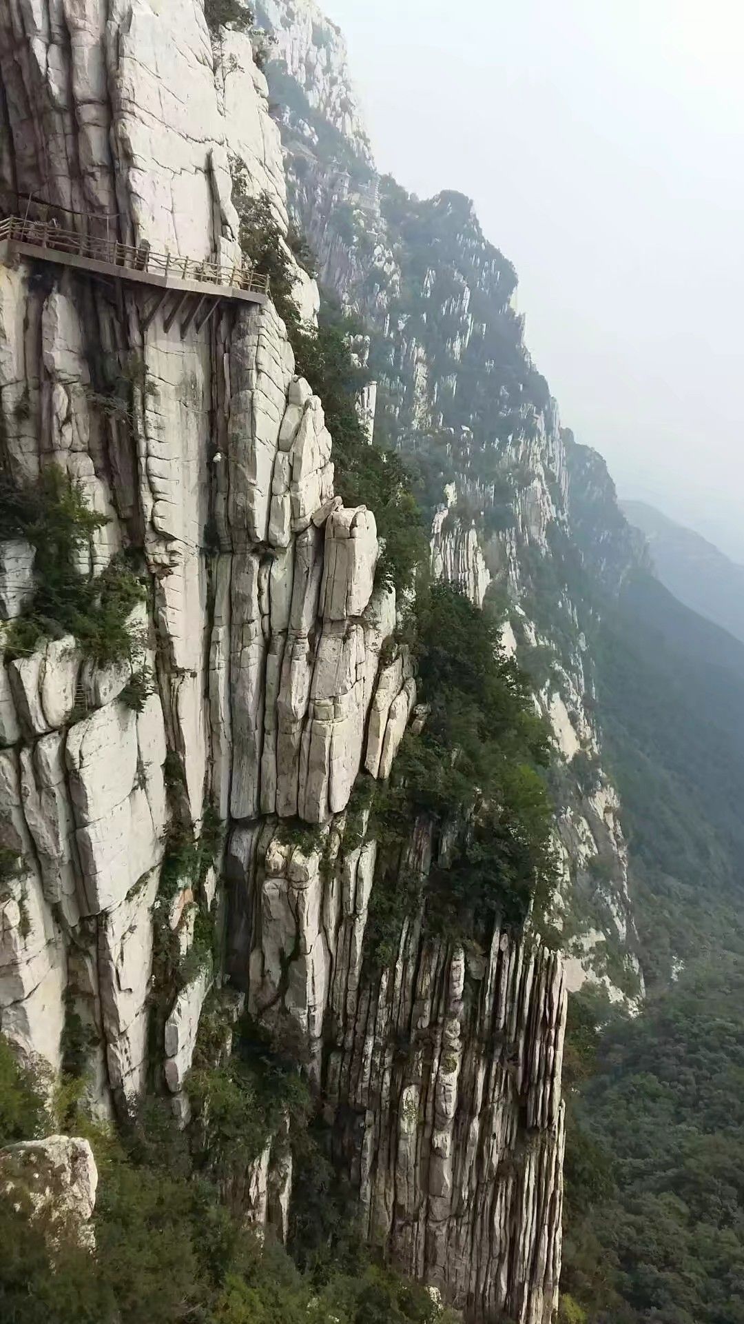 中岳嵩山不仅以少林寺而名扬中外,自然景观也甚是优美.