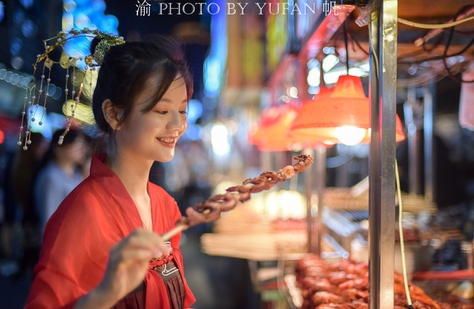 南宁汉服美女逛中山路成焦点,网友直言:像古代穿越的小仙女