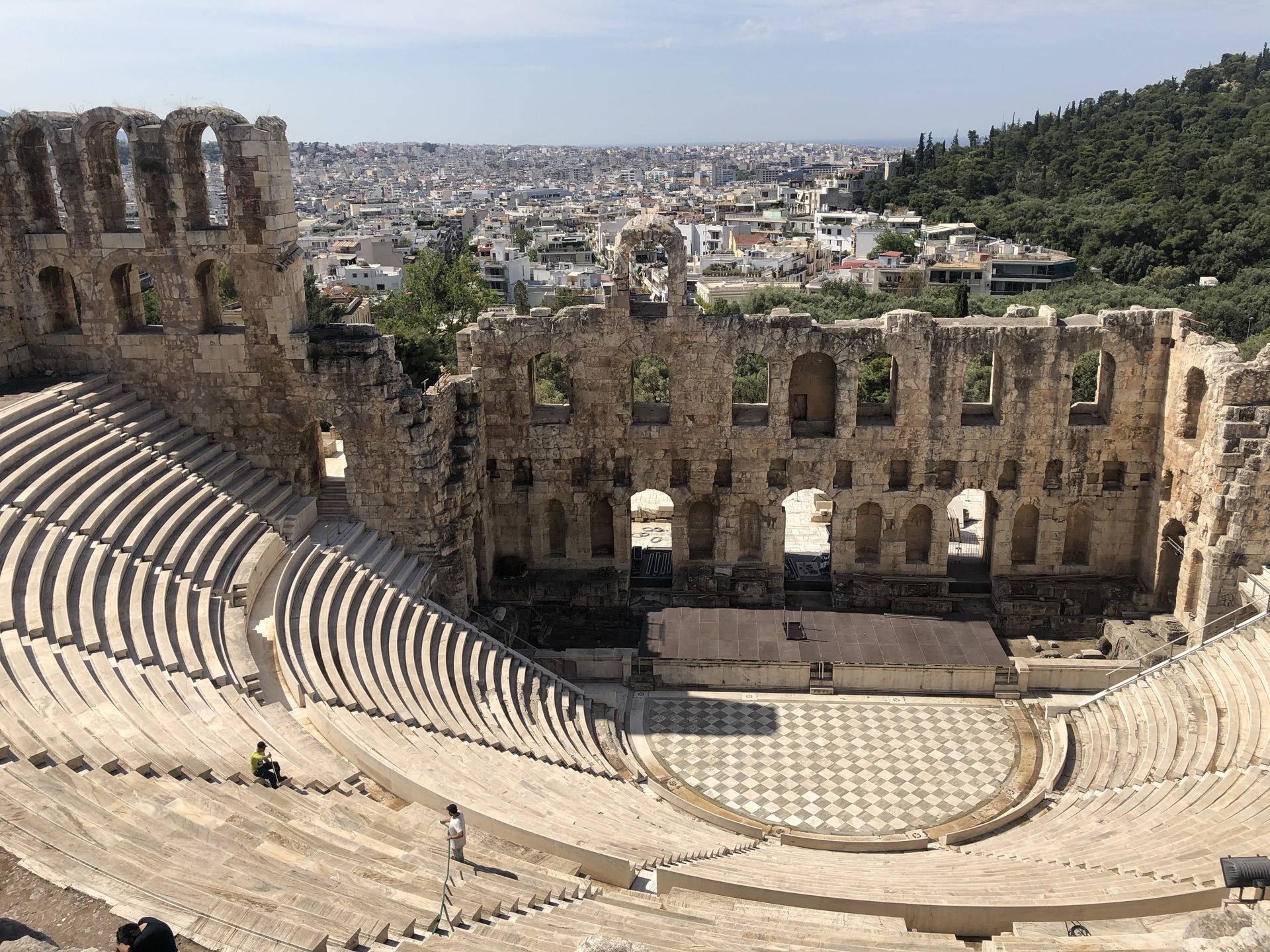 俯瞰雅典,脚踏卫城,两千五百年前古希腊人建造的帕特农神庙,眼前只是