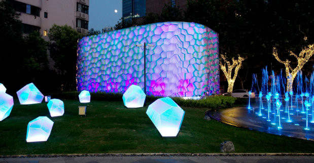 公共场所及景区越来越多采用灯光互动艺术装置和互动媒体设计