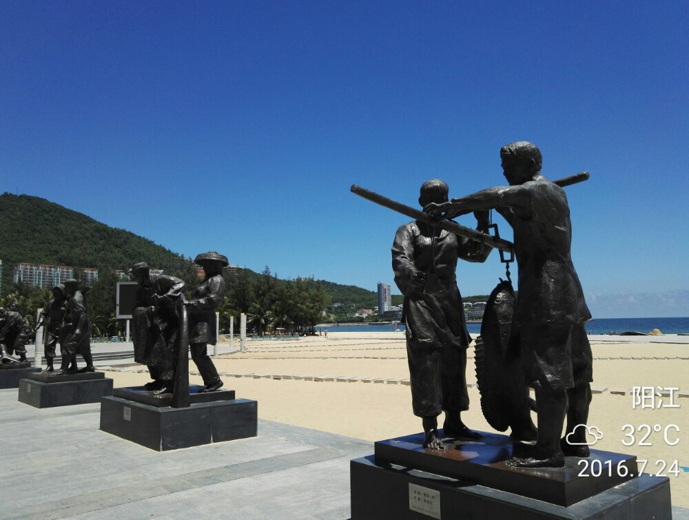 难得2016年国庆节假期放松身心,与乡友携家人同游阳江海陵岛,不虚此行,分享一点感受,或许对未到和再到的朋友们有所帮助:
现在的海陵岛面朝南海的海滩,与十年前我们来过的仅有西南岛岸的闸坡海滨浴场(需门票),大相径庭。保利地产开发的东南岛岸的十里银滩(无需门票),应真有十里之长,可以用"一望无际"这个词形容,且沙滩宽阔、沙质细腻,碧海云天之下,海浪逐沙滩,蔚为壮观。
亲海玩
