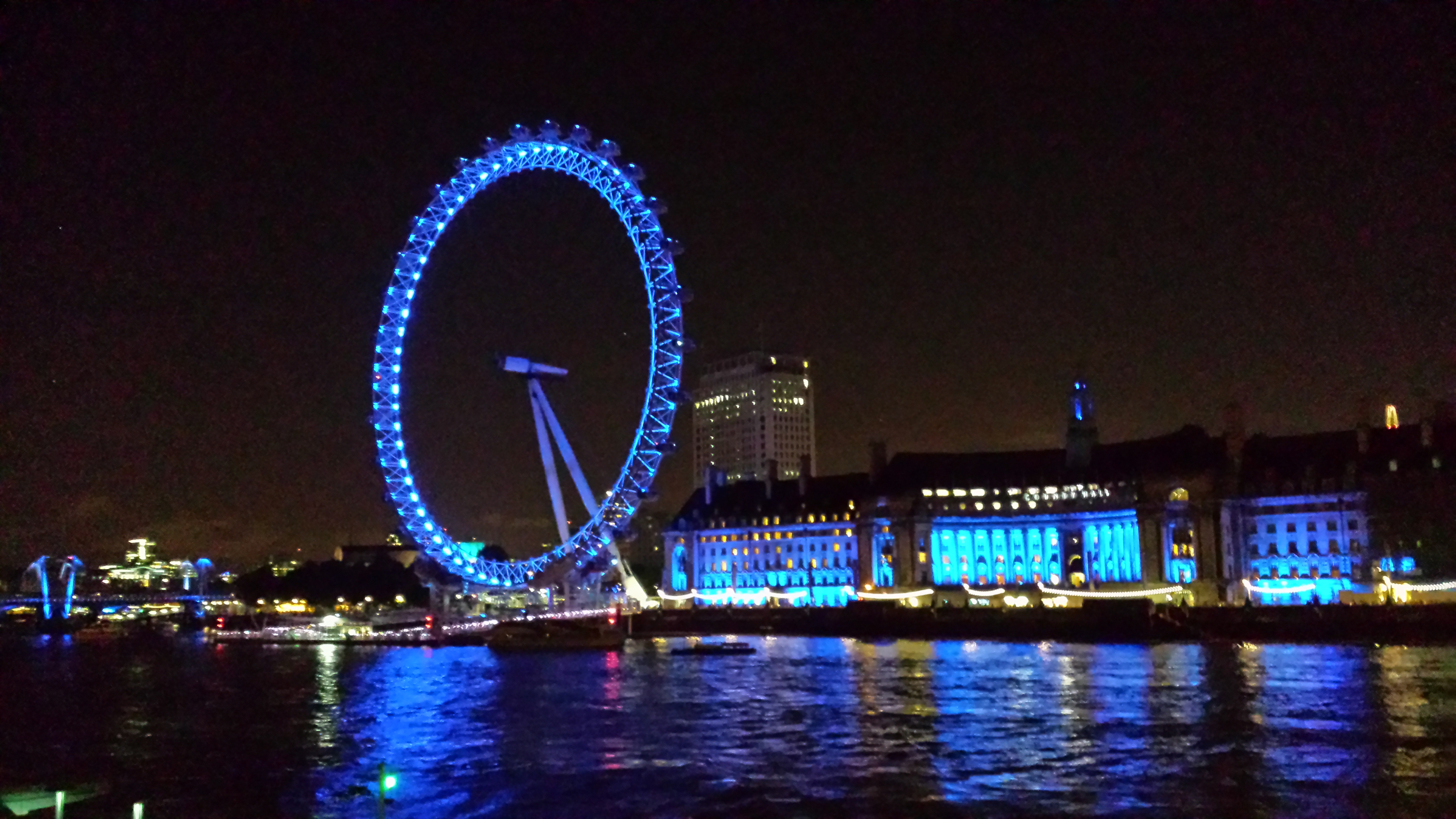 可以坐下来欣赏,当然也可以贴着玻璃观看伦敦的夜景,非常漂亮