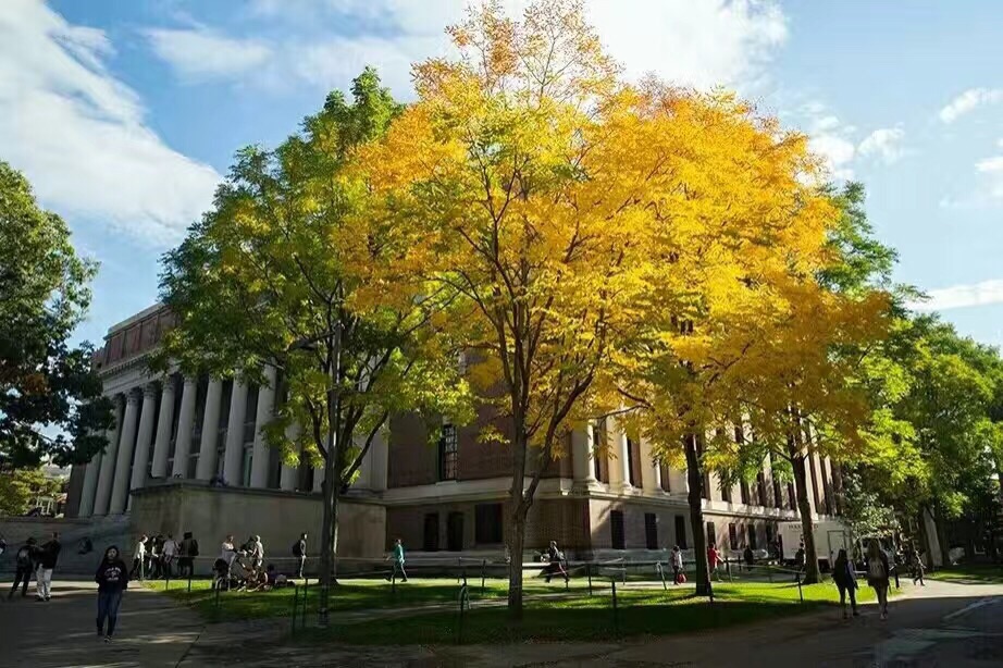 哈佛大学是所有莘莘学子向往的高等学府,校园美丽,建筑漂亮,图书馆