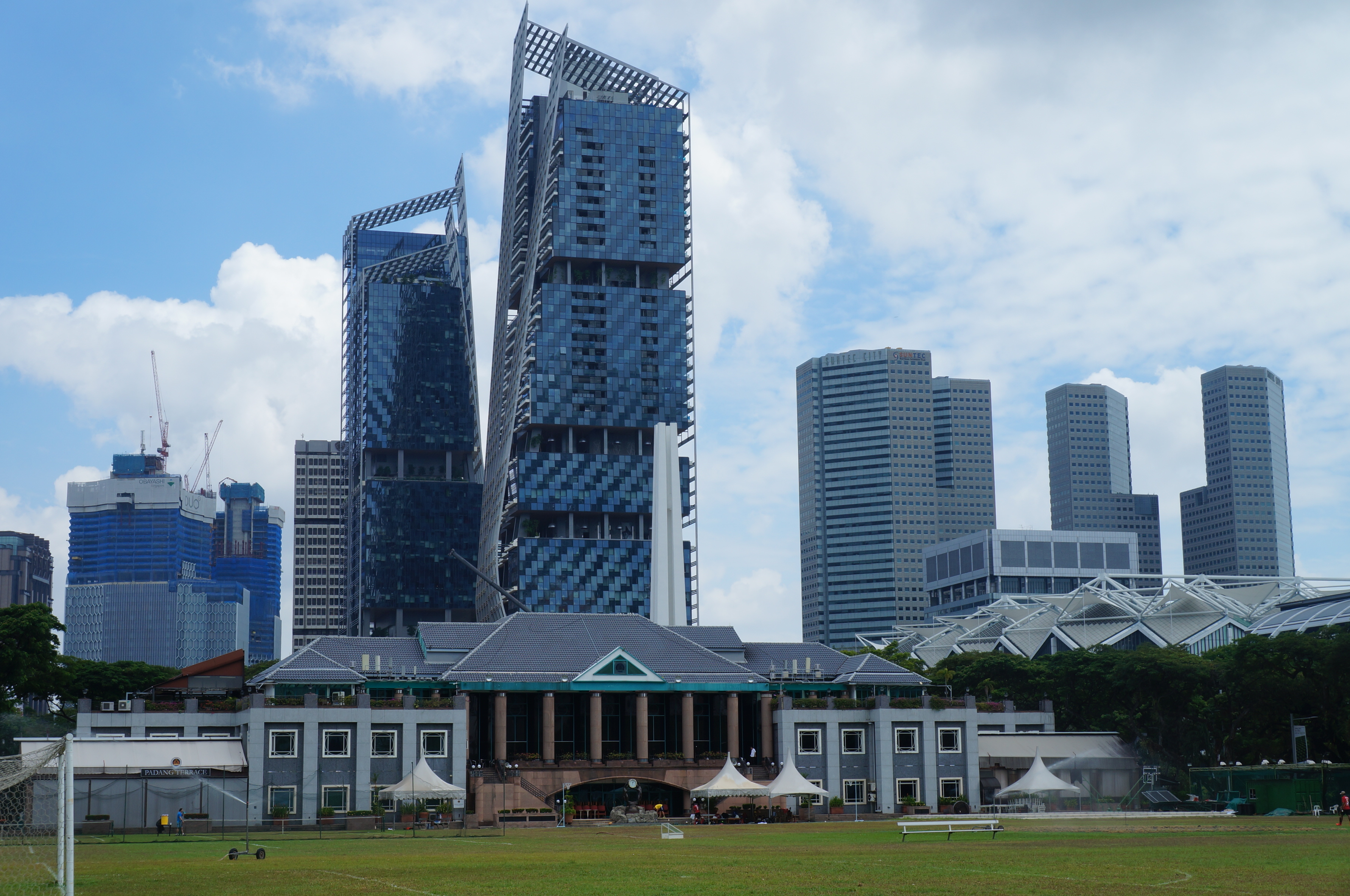【携程攻略】新加坡政府大厦大草场景点,离开圣安德烈教堂,观赏了其门