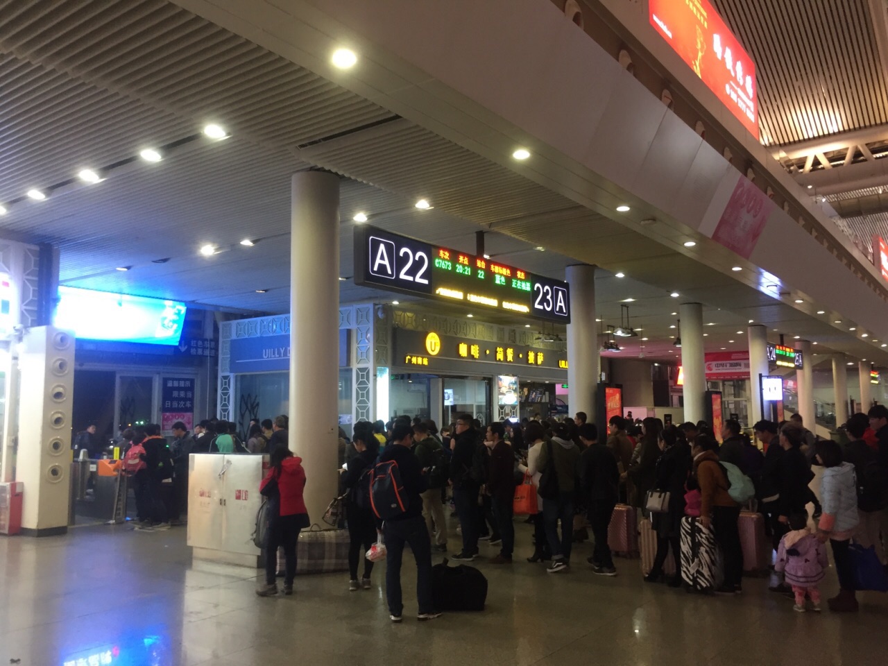 第一次去广州南站,去了才知道原来规模是那么宏大,里面有众多的检票口