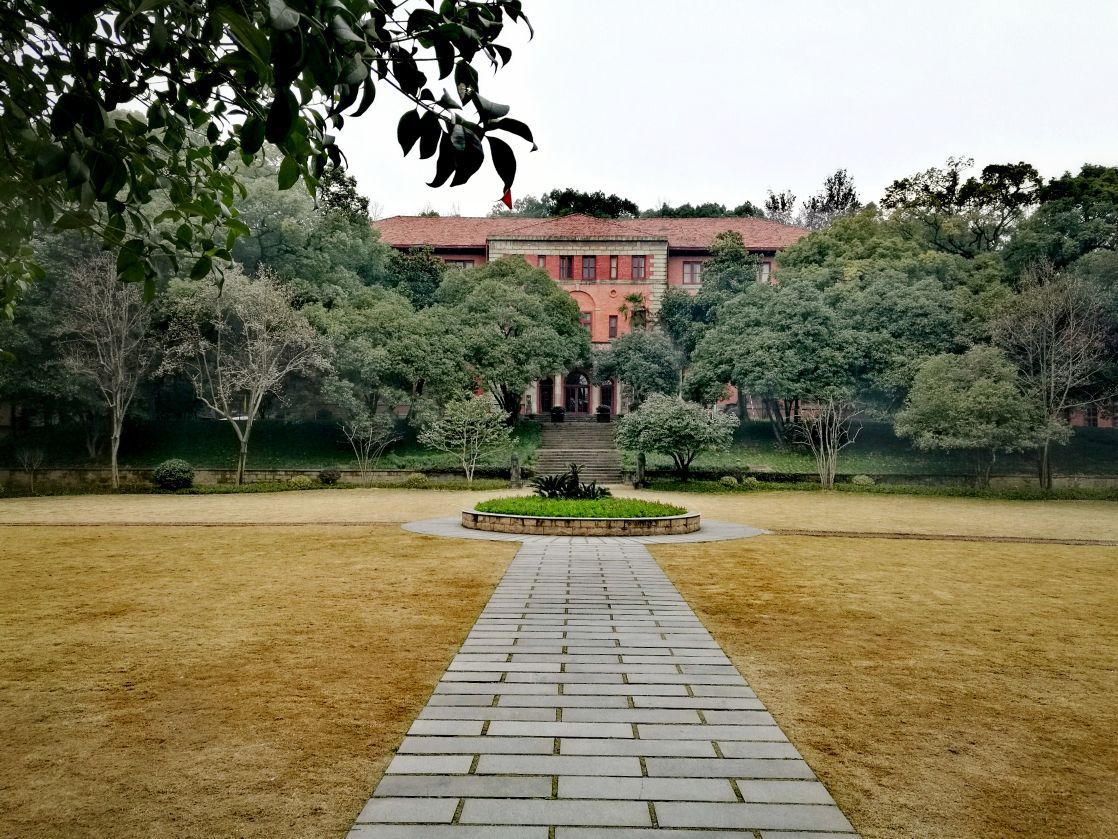 浙江大学之江校区前身是之江大学,现在是浙江大学光华法学院,整个校园