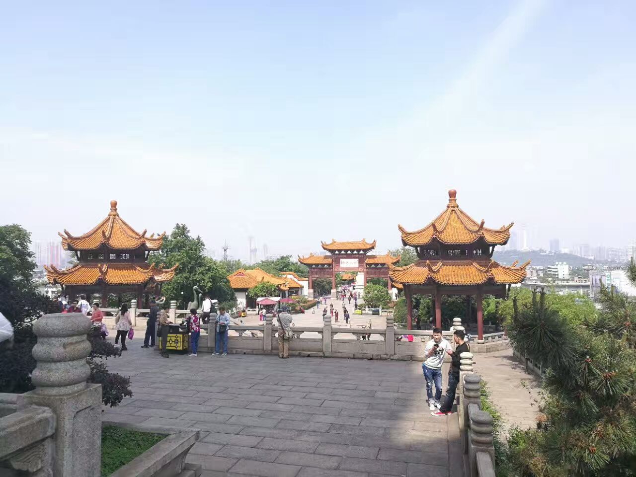 黄鹤楼是武汉市标志性建筑,楼内的许多名诗给我留下深刻印象,楼外的