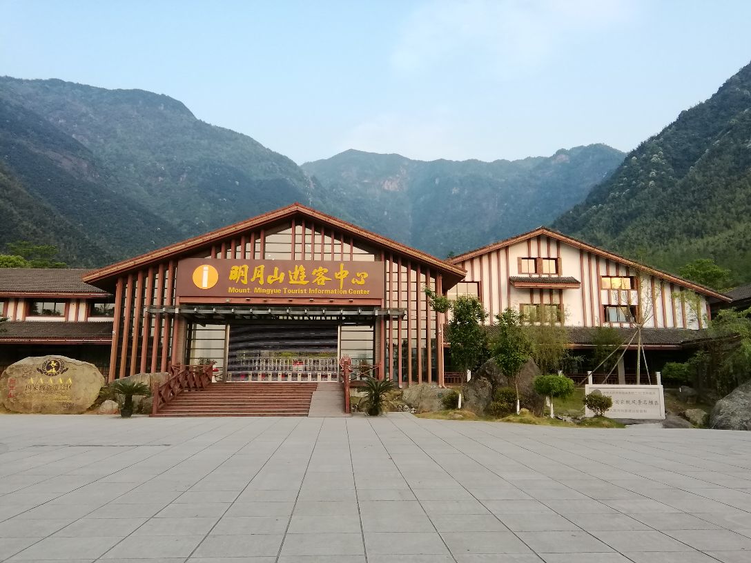 明月山景区由12座海拔千米以上的大小山峰组成,主峰太平山海拔1735.