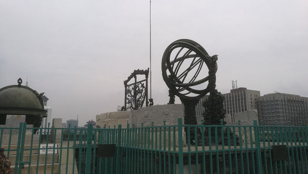 周末一个人出来逛,到了建国门旁边的古观象台,第一次来这里,可能是