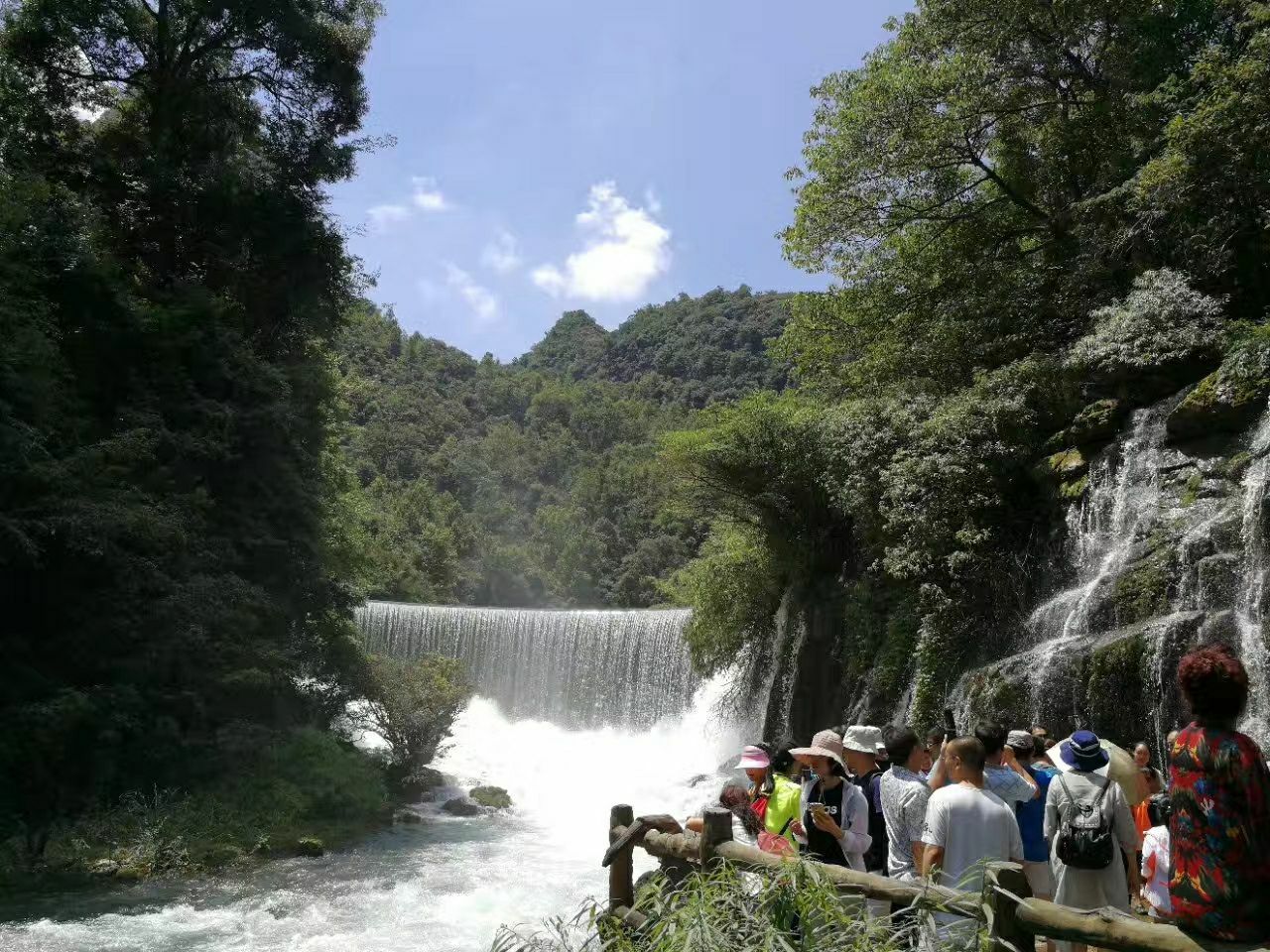 卧龙潭是小七孔风景区的一部分,是小七孔风景区第一个经典景观,因