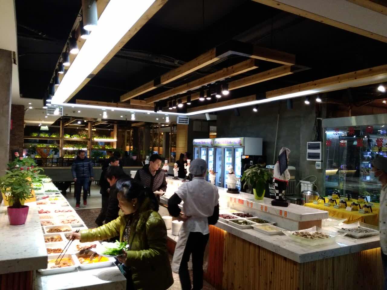 2021大饱口福自助餐厅(中心店)美食餐厅,虽然这家的菜品摆得不是很好.