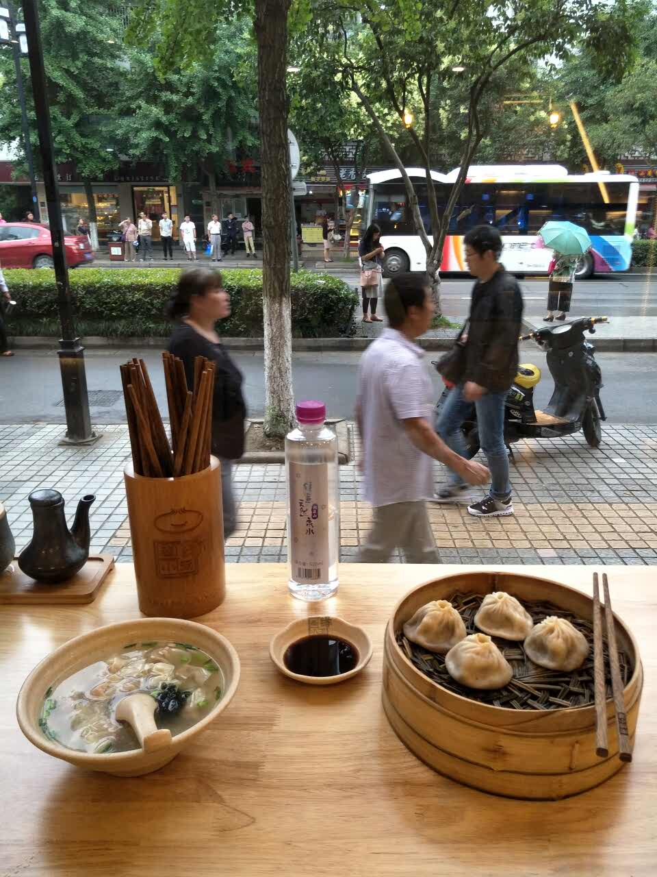 此店环境优雅,干干净净,服务到位,坐着吃早餐舒服!